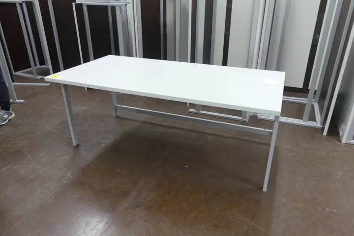 Arbeitstisch Maße in cm ca.: 180 x 90